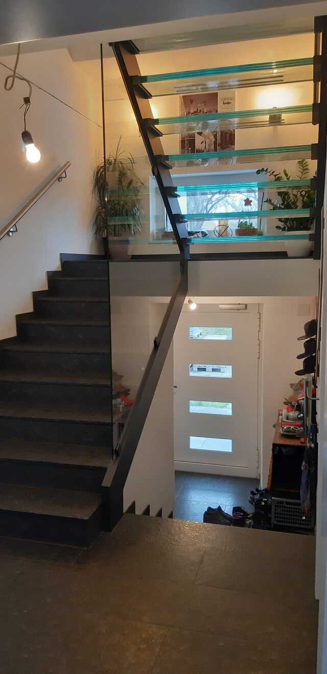 Balkon mit Glasgeländer und Fernblick ins Grüne