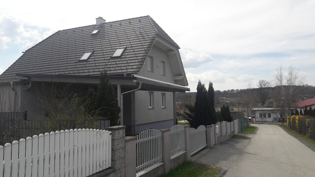 Kleines freistehendes Carport vor einem Einfamilienhaus