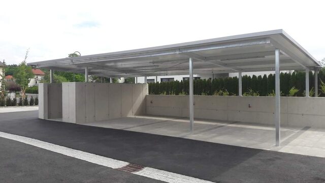 Carportüberdachung mit Zufahrtsrampe an einem Wohnhaus