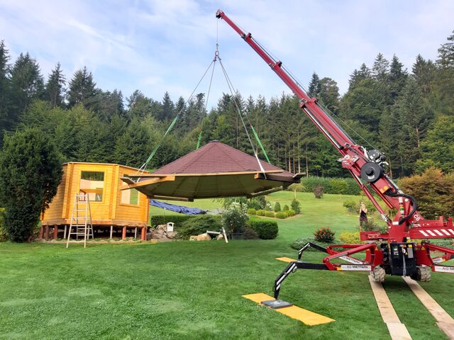 Mobiler Minikran mit Hakenlast auf einer Baustelle im Freien