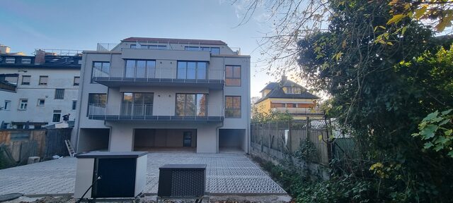 Neubau eines mehrstöckigen Wohnhauses mit Balkonen und Tiefgarageneinfahrten