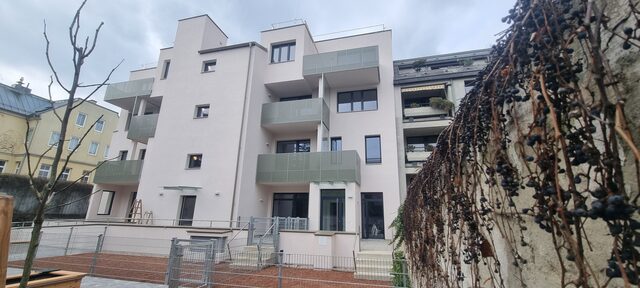 Altbaufassade mit Metallbalkonen in der Stadt