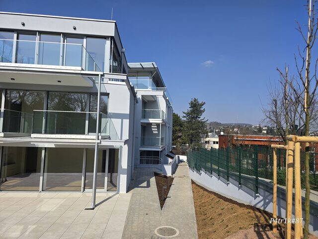 Neubau mit Balkonen und Lochblech-Brüstungen