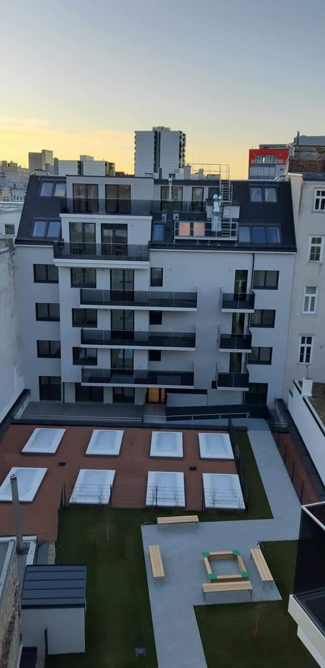 Neubauprojekt mit Loggien und Terrassenüberdachungen an einer Steilhang-Zufahrt