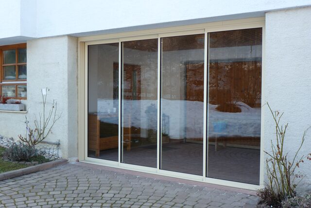 Schiebetür-Portal mit vier Elementen an einer Terrasse