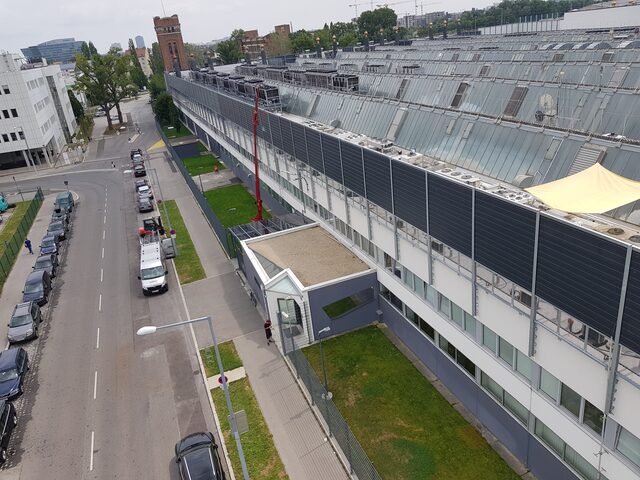 Stahlkonstruktion auf dem Dach einer Industriehalle
