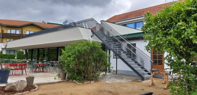 Außentreppe aus Metall mit Geländer zu einer Dachterrasse