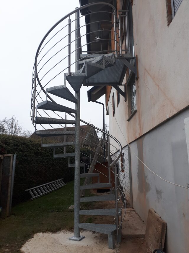 Wendeltreppe aus Metall an einer Hausfassade